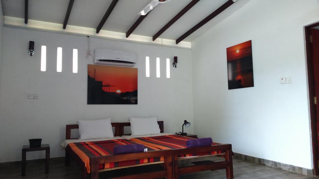 Sri Beach Bungalows And Villa Marawila Exterior foto